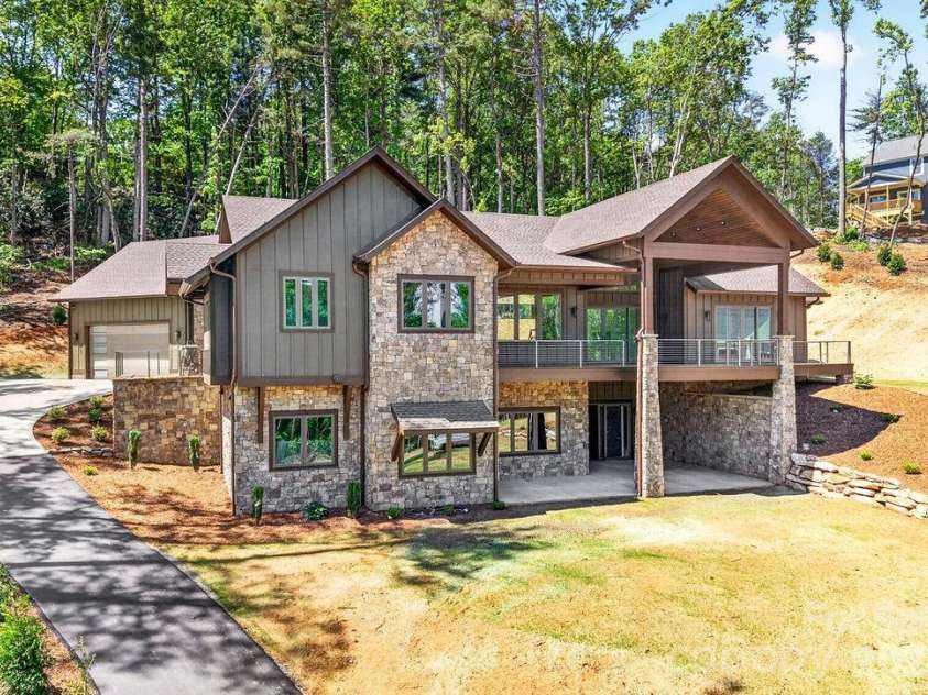246 Northview Drive, Hendersonville, NC 28791.  MLS# CAR4361098, YatesRealty ID 22683. 
