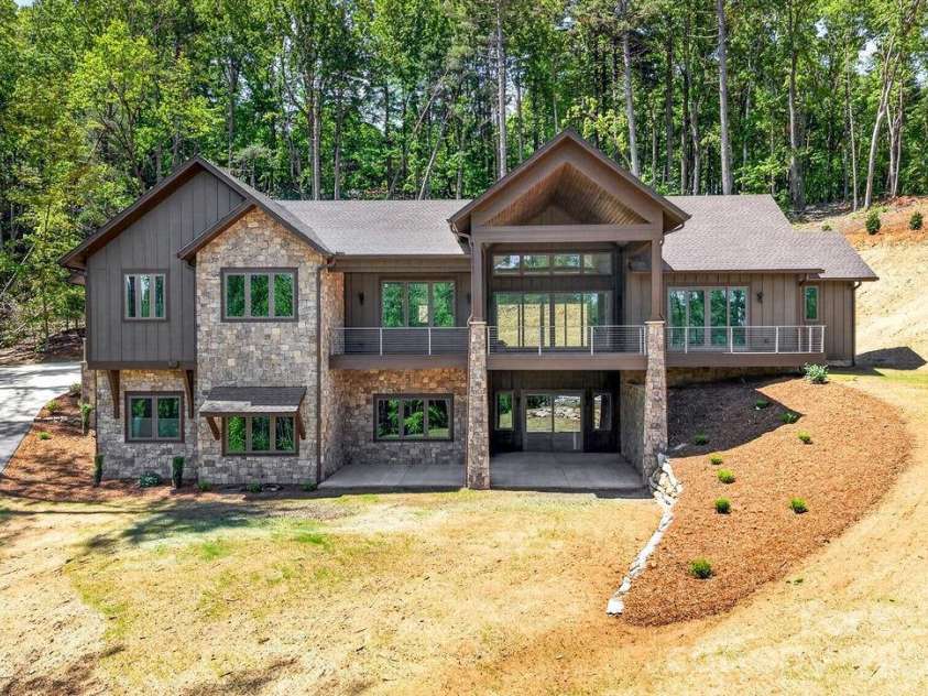 246 Northview Drive, Hendersonville, NC 28791.  MLS# CAR4361098, YatesRealty ID 22683. 