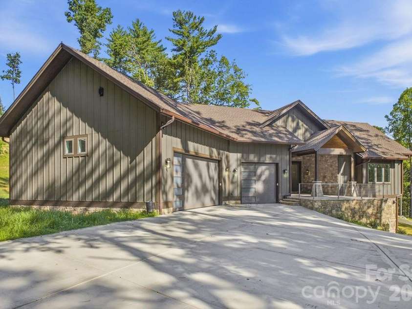 246 Northview Drive, Hendersonville, NC 28791.  MLS# CAR4361098, YatesRealty ID 22683. 