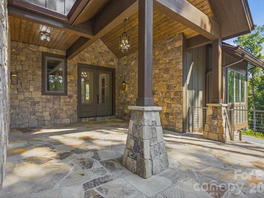 246 Northview Drive, Hendersonville, NC 28791.  MLS# CAR4361098, YatesRealty ID 22683. 