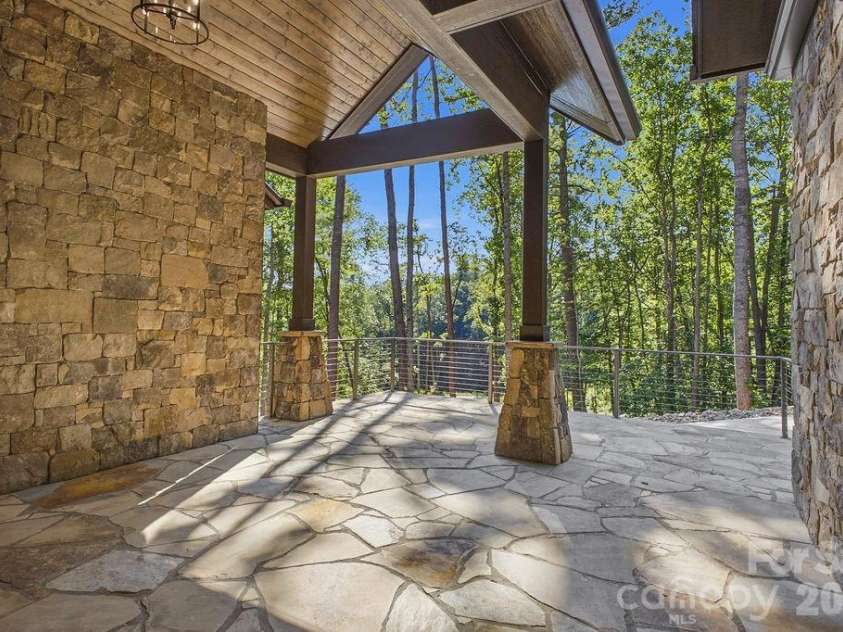 246 Northview Drive, Hendersonville, NC 28791.  MLS# CAR4361098, YatesRealty ID 22683. 