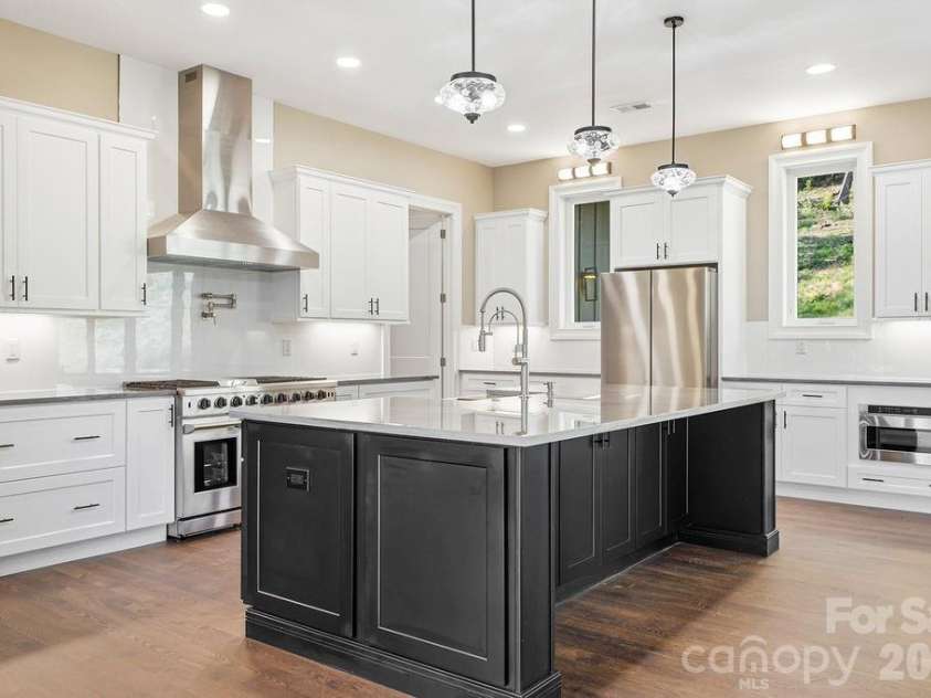 246 Northview Drive, Hendersonville, NC 28791.  MLS# CAR4361098, YatesRealty ID 22683. 