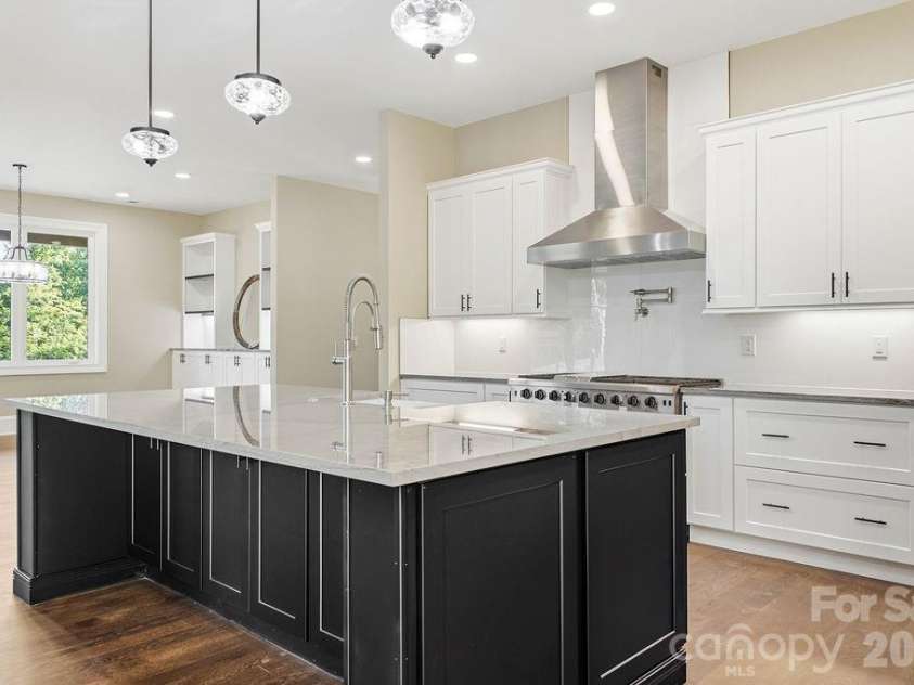246 Northview Drive, Hendersonville, NC 28791.  MLS# CAR4361098, YatesRealty ID 22683. 