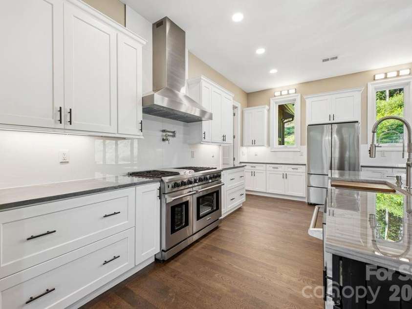246 Northview Drive, Hendersonville, NC 28791.  MLS# CAR4361098, YatesRealty ID 22683. 