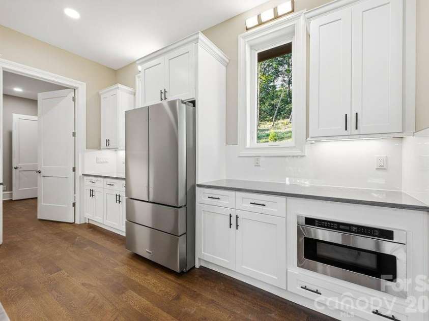 246 Northview Drive, Hendersonville, NC 28791.  MLS# CAR4361098, YatesRealty ID 22683. 