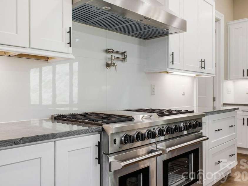 246 Northview Drive, Hendersonville, NC 28791.  MLS# CAR4361098, YatesRealty ID 22683. 