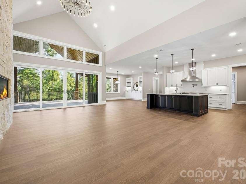 246 Northview Drive, Hendersonville, NC 28791.  MLS# CAR4361098, YatesRealty ID 22683. 
