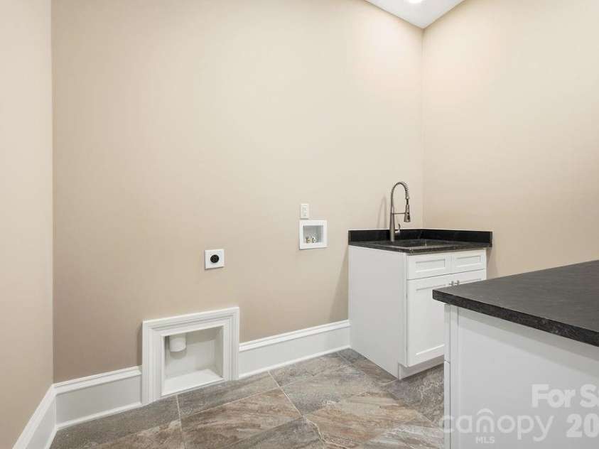 246 Northview Drive, Hendersonville, NC 28791.  MLS# CAR4361098, YatesRealty ID 22683. 
