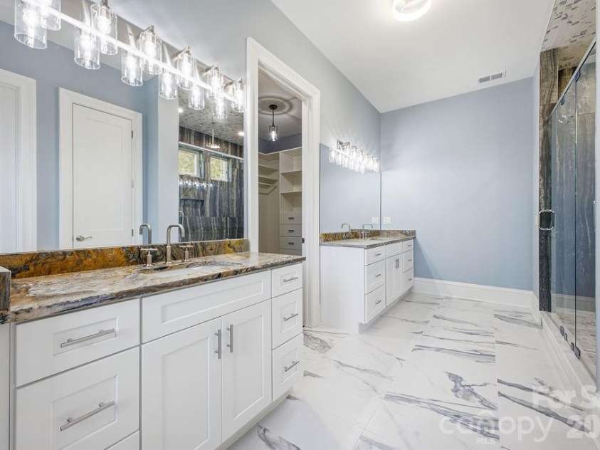 246 Northview Drive, Hendersonville, NC 28791.  MLS# CAR4361098, YatesRealty ID 22683. 