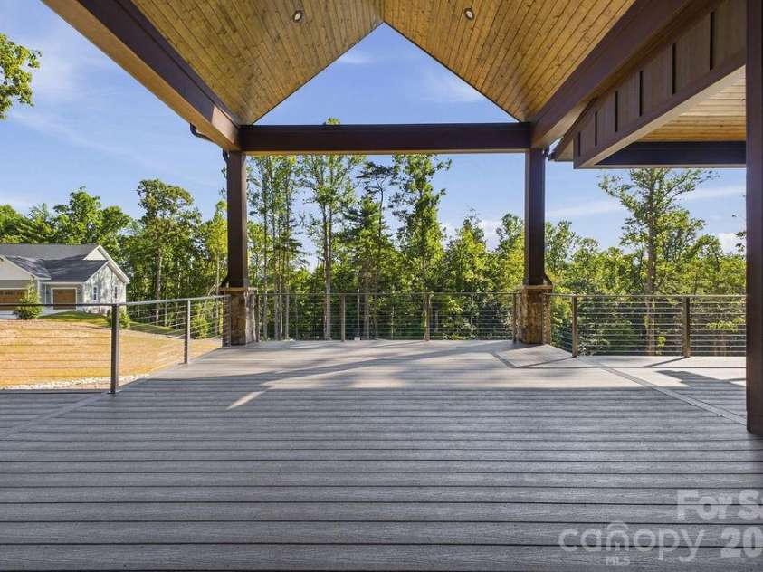 246 Northview Drive, Hendersonville, NC 28791.  MLS# CAR4361098, YatesRealty ID 22683. 