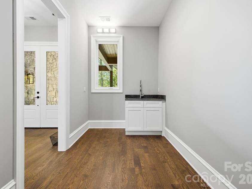 246 Northview Drive, Hendersonville, NC 28791.  MLS# CAR4361098, YatesRealty ID 22683. 