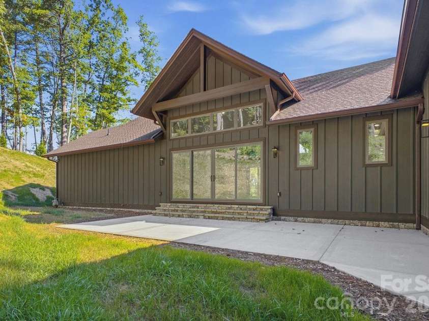 246 Northview Drive, Hendersonville, NC 28791.  MLS# CAR4361098, YatesRealty ID 22683. 
