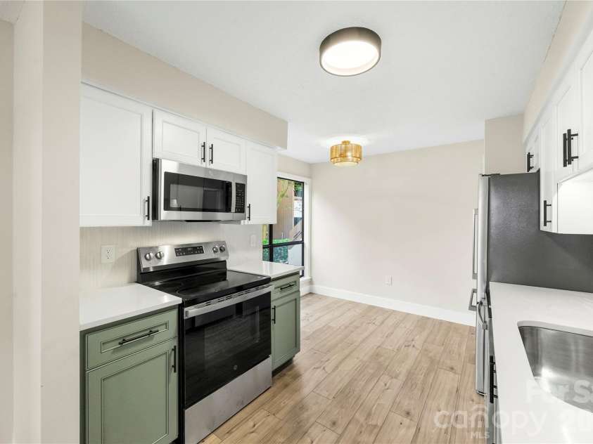 7204 Winery Lane, Charlotte, NC 28227.  MLS# CAR4377469, YatesRealty ID 22685. New appliances