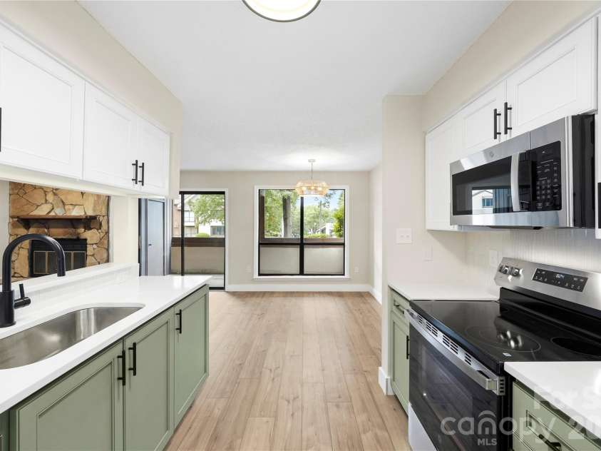 7204 Winery Lane, Charlotte, NC 28227.  MLS# CAR4377469, YatesRealty ID 22685. New countertops