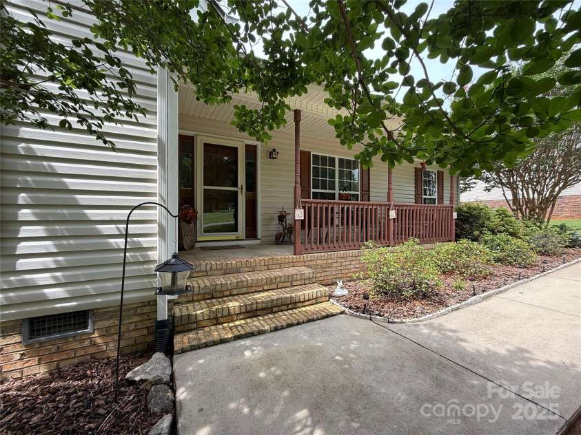 2511 Old Pond Drive, Lincolnton, NC 28092.  MLS# CAR4273165, YatesRealty ID 22686. 