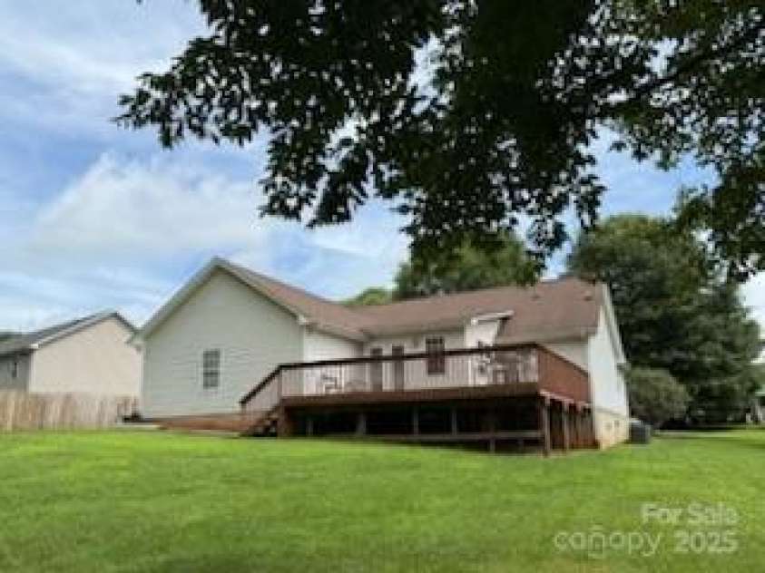 2511 Old Pond Drive, Lincolnton, NC 28092.  MLS# CAR4273165, YatesRealty ID 22686. 