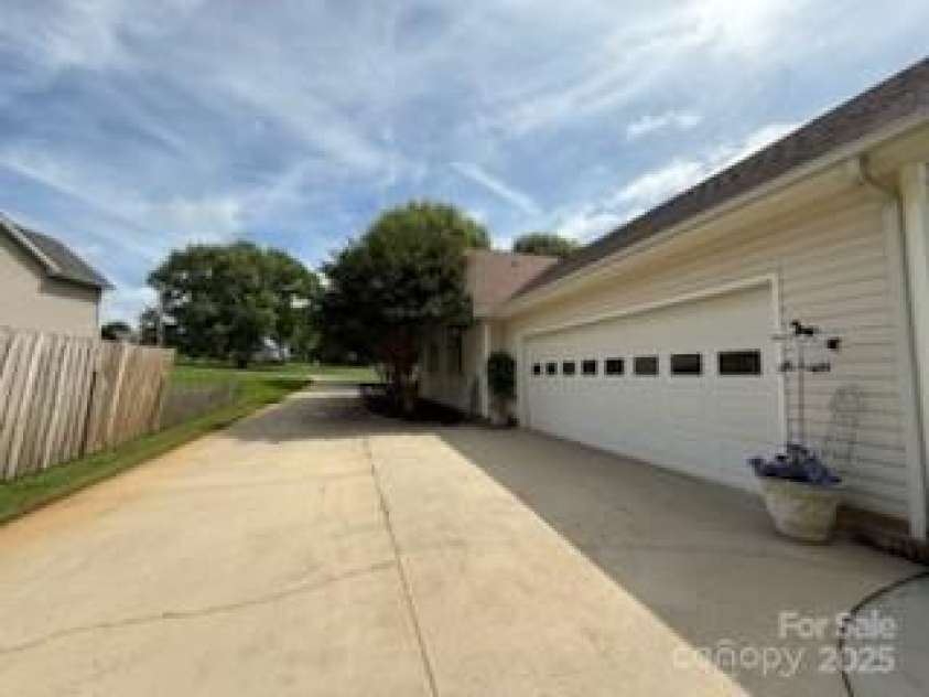 2511 Old Pond Drive, Lincolnton, NC 28092.  MLS# CAR4273165, YatesRealty ID 22686. 