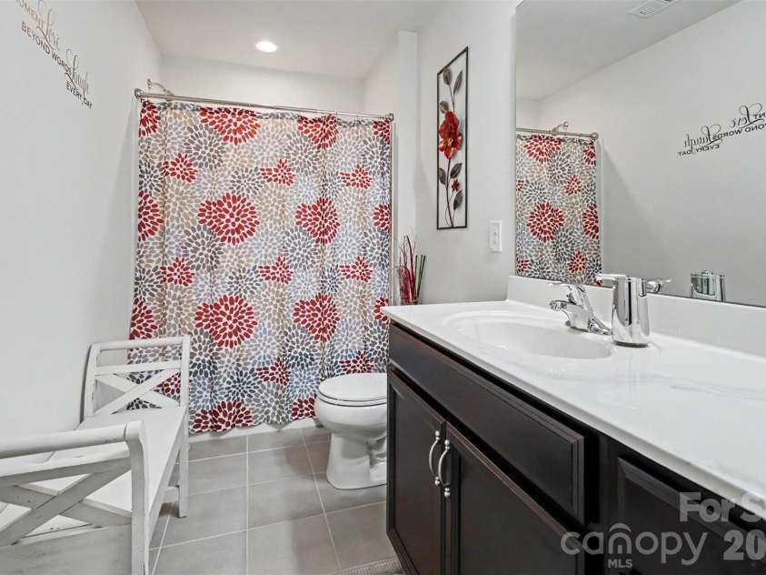 15210 Red Canoe Way, Charlotte, NC 28278.  MLS# CAR4380458, YatesRealty ID 22687. Second upstairs full bathroom