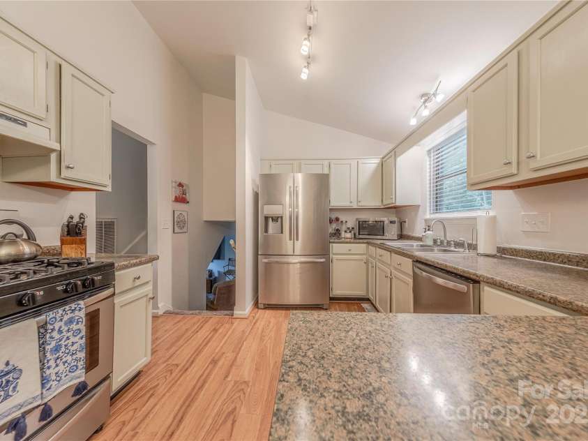 6418 Tivoli Court, Charlotte, NC 28211.  MLS# CAR4274737, YatesRealty ID 22687. Ample Counter Space