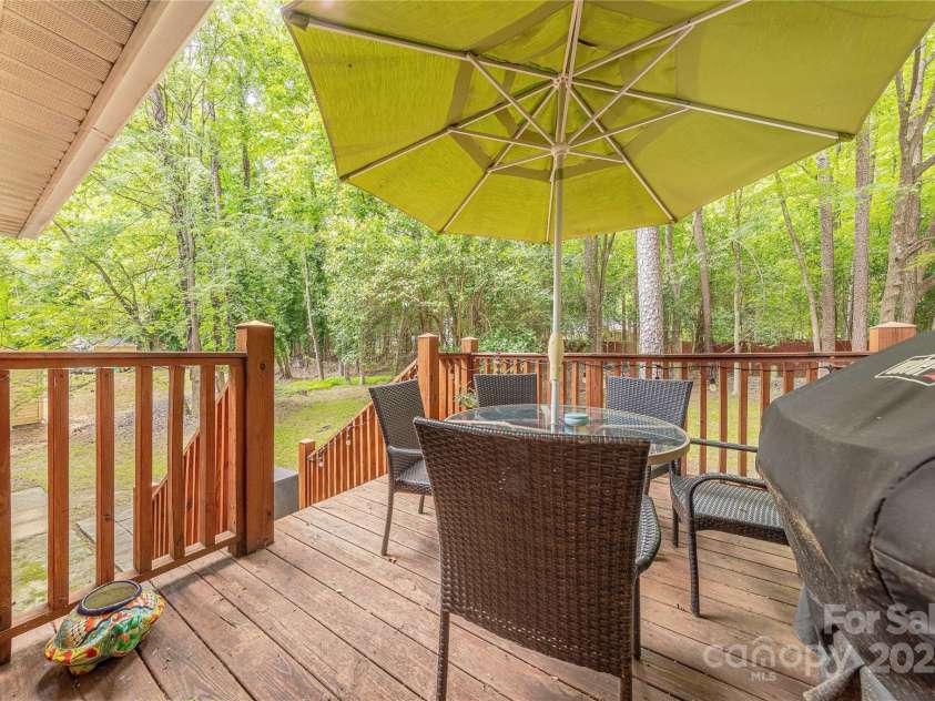6418 Tivoli Court, Charlotte, NC 28211.  MLS# CAR4274737, YatesRealty ID 22687. Entertaining Deck