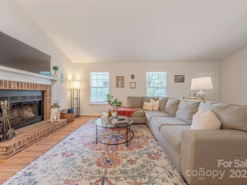 6418 Tivoli Court, Charlotte, NC 28211.  MLS# CAR4274737, YatesRealty ID 22687. Fireplace