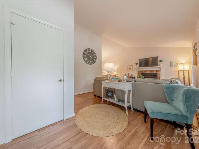 6418 Tivoli Court, Charlotte, NC 28211.  MLS# CAR4274737, YatesRealty ID 22687. Foyer
