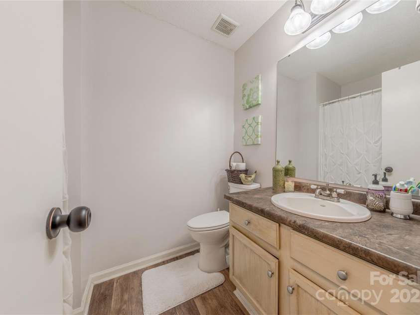 6418 Tivoli Court, Charlotte, NC 28211.  MLS# CAR4274737, YatesRealty ID 22687. Full Bathroom Two