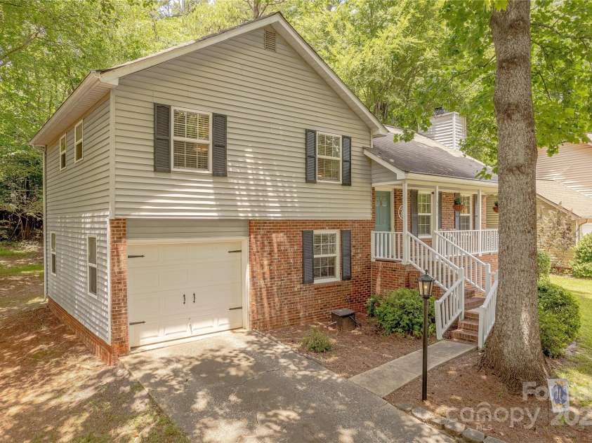 6418 Tivoli Court, Charlotte, NC 28211.  MLS# CAR4274737, YatesRealty ID 22687. Garage Parking