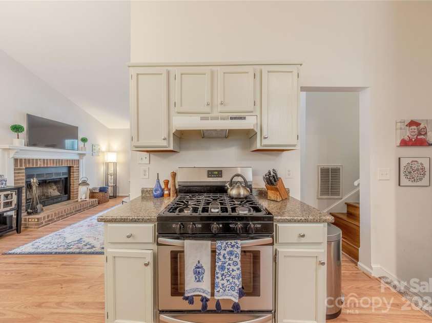 6418 Tivoli Court, Charlotte, NC 28211.  MLS# CAR4274737, YatesRealty ID 22687. Gas Range