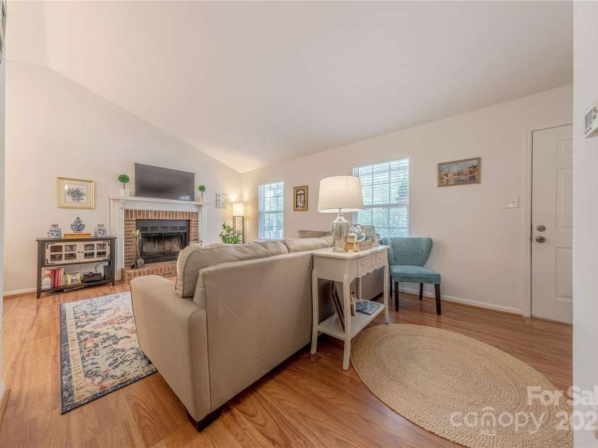 6418 Tivoli Court, Charlotte, NC 28211.  MLS# CAR4274737, YatesRealty ID 22687. Great Room with Vaulted Ceiling