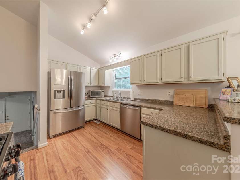 6418 Tivoli Court, Charlotte, NC 28211.  MLS# CAR4274737, YatesRealty ID 22687. Kitchen