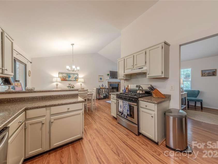 6418 Tivoli Court, Charlotte, NC 28211.  MLS# CAR4274737, YatesRealty ID 22687. Open Concept