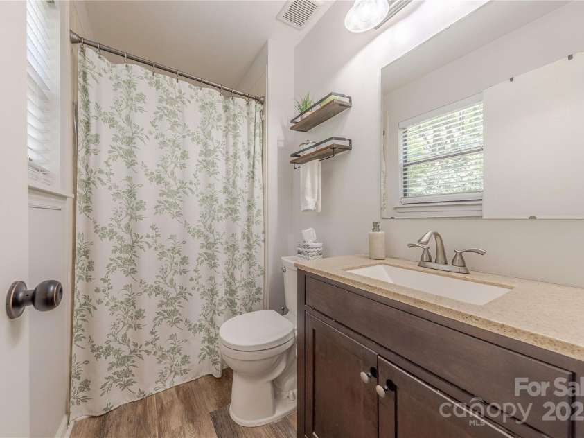 6418 Tivoli Court, Charlotte, NC 28211.  MLS# CAR4274737, YatesRealty ID 22687. Primary Bath