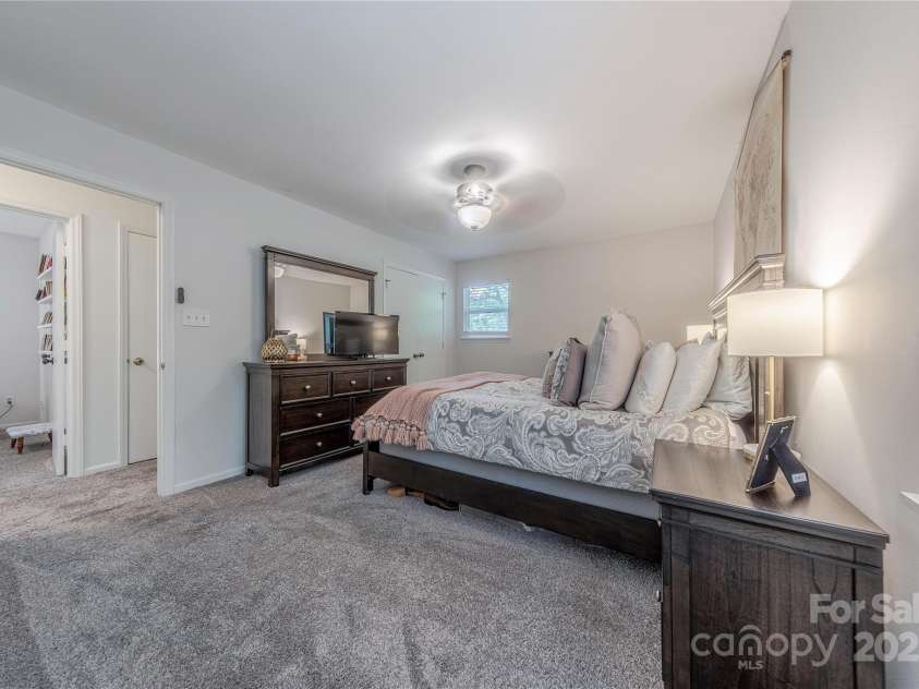 6418 Tivoli Court, Charlotte, NC 28211.  MLS# CAR4274737, YatesRealty ID 22687. Primary Suite