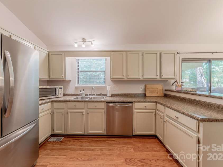 6418 Tivoli Court, Charlotte, NC 28211.  MLS# CAR4274737, YatesRealty ID 22687. Refinished Cabinets