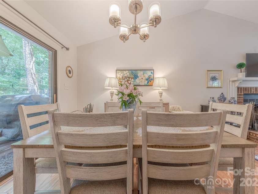 6418 Tivoli Court, Charlotte, NC 28211.  MLS# CAR4274737, YatesRealty ID 22687. Tons of Natural Light