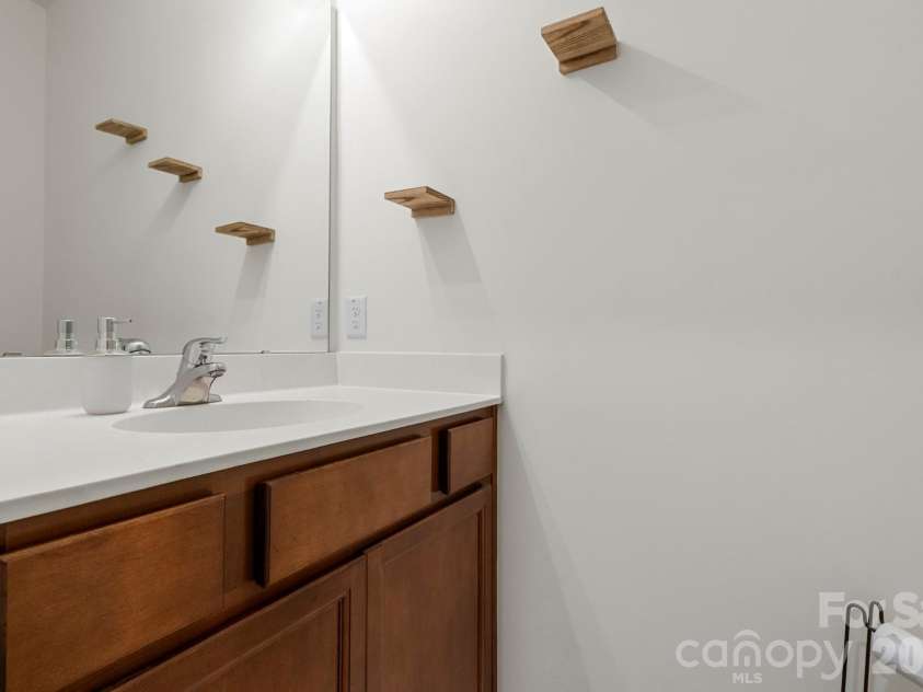 512 Wynfield Forest Drive, Summerville, SC 29485.  MLS# CAR4382293, YatesRealty ID 22688. Bathroom