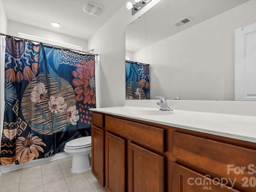 512 Wynfield Forest Drive, Summerville, SC 29485.  MLS# CAR4382293, YatesRealty ID 22688. Bathroom