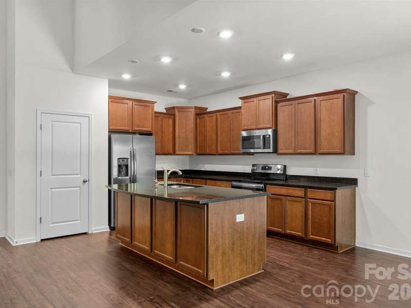 512 Wynfield Forest Drive, Summerville, SC 29485.  MLS# CAR4382293, YatesRealty ID 22688. Kitchen
