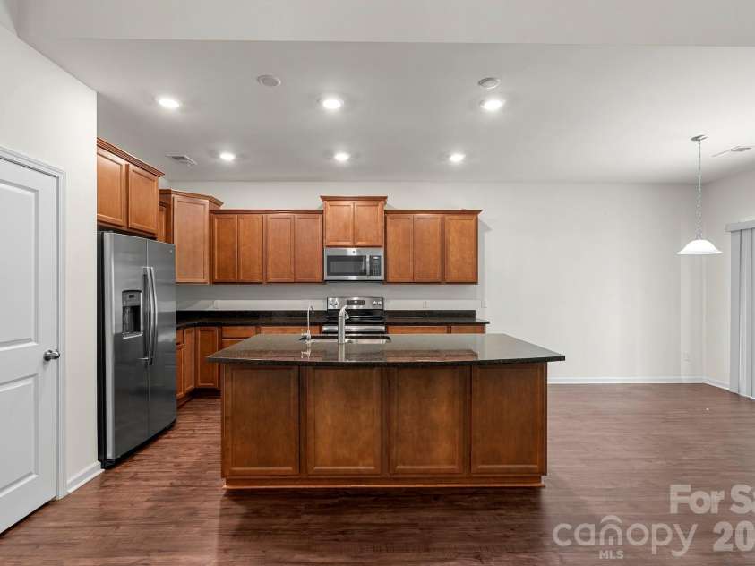 512 Wynfield Forest Drive, Summerville, SC 29485.  MLS# CAR4382293, YatesRealty ID 22688. Kitchen