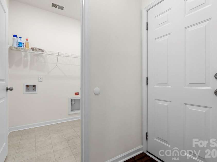 512 Wynfield Forest Drive, Summerville, SC 29485.  MLS# CAR4382293, YatesRealty ID 22688. Laundry Room