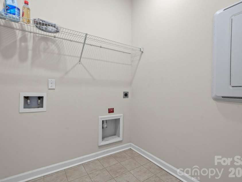 512 Wynfield Forest Drive, Summerville, SC 29485.  MLS# CAR4382293, YatesRealty ID 22688. Laundry ROOM