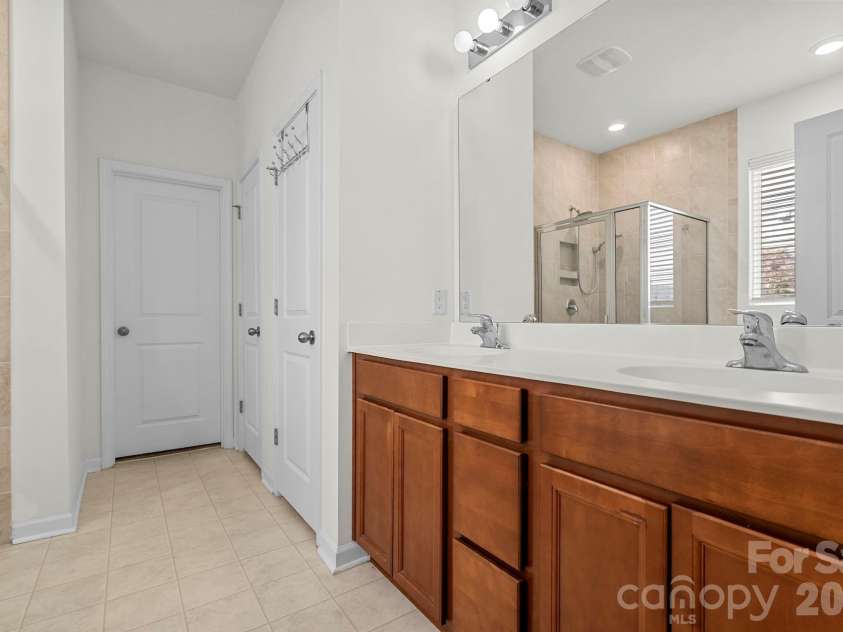 512 Wynfield Forest Drive, Summerville, SC 29485.  MLS# CAR4382293, YatesRealty ID 22688. Primary Bathroom