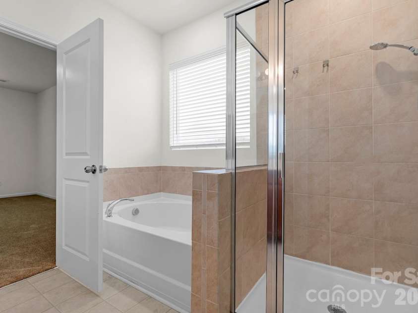 512 Wynfield Forest Drive, Summerville, SC 29485.  MLS# CAR4382293, YatesRealty ID 22688. Primary Bathroom