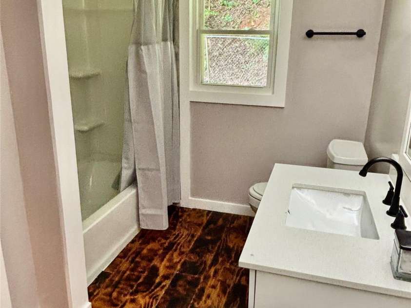 2130 Vashti Road, Taylorsville, NC 28681.  MLS# CAR4263613, YatesRealty ID 22689. Hall Bath Tub