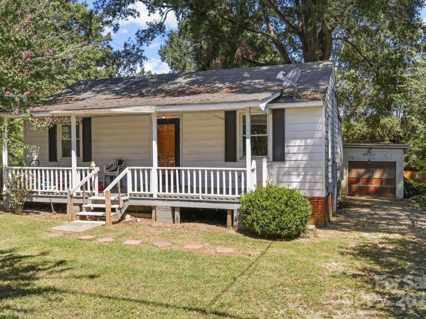 1530 Buffalo Street, Kannapolis, NC 28081.  MLS# CAR4301517, YatesRealty ID 2269. Sitting on a corner lot outside city limits!
