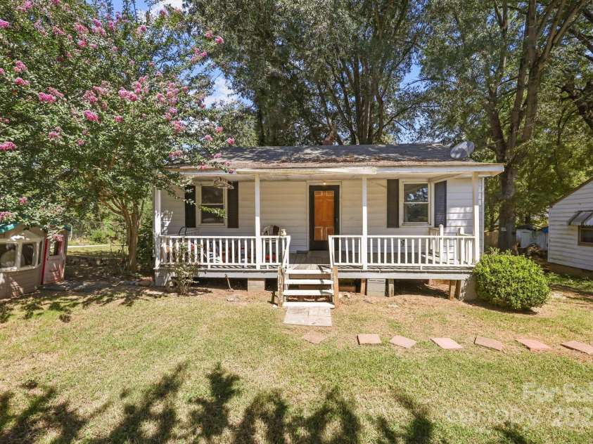 1530 Buffalo Street, Kannapolis, NC 28081.  MLS# CAR4301517, YatesRealty ID 2269. Welcome to 1530 Buffalo St!