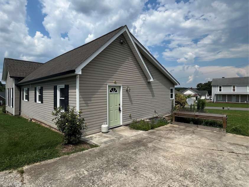 8720 Lee Street, Mount Pleasant, NC 28124.  MLS# CAR4264321, YatesRealty ID 22690. 