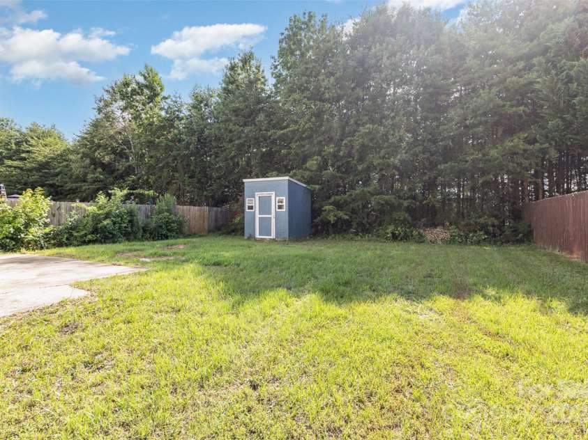 7643 Monarch Birch Lane, Charlotte, NC 28215.  MLS# CAR4273441, YatesRealty ID 22691. 