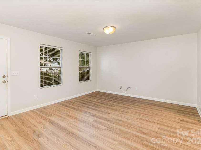 7643 Monarch Birch Lane, Charlotte, NC 28215.  MLS# CAR4273441, YatesRealty ID 22691. Front entry to living room